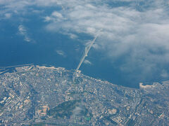 神戸空港が左下に見えたということはそろそろかな・・・と思っていたら、見えてきました。明石海峡大橋です。ちょっと雲がかかっていますね・・・