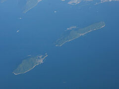 高松のすぐ沖に浮かぶ2つの島、手前が男木島で奥の高松に近い方が女木島です。女木島は鬼ヶ島としても有名ですね。