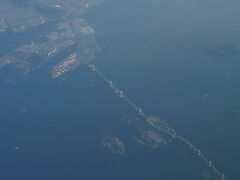 高松を過ぎたということは次に見えてくるのは瀬戸大橋、今飛んでいる場所からすると見えるのはその一部だけだよな〜と思っていましたが、与島から南の部分が見えてきました。