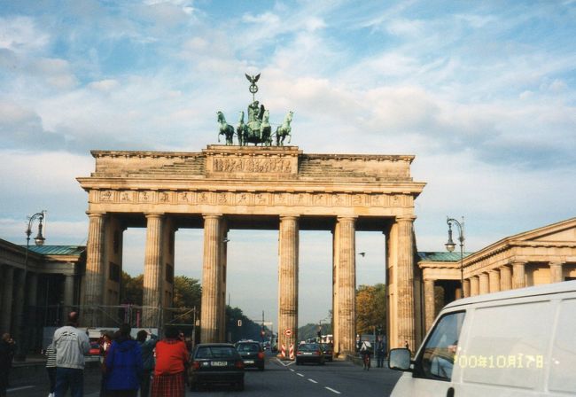 2000年当時のフランデンブルグ門<br />周りの雰囲気・建物がかなり違っています