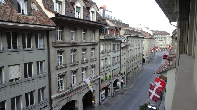 弾丸旅ですので　朝も早めに起床<br /><br />ホテルのお部屋の窓を開けると、ちょっと冷たい風と素敵な風景<br />ヨーロッパに来た　って感じがします<br /><br />あちこちにスイスの国旗が掲げられてます<br /><br />実は後でわかったのですが、この日は祭日　昇天祭でした<br />そのためでしょうか？休日の朝はとっても街は静かです<br /><br />