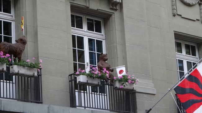 ホテルの小窓に　日本の国旗をもった熊ちゃん　発見！<br />お隣の窓は、朝ごはん食べたときテーブルから見たくまちゃんが