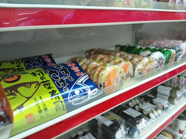 空港バスで富山駅まで来ました。<br />駅のコンビニにはますの寿司がいっぱい並んでいました。