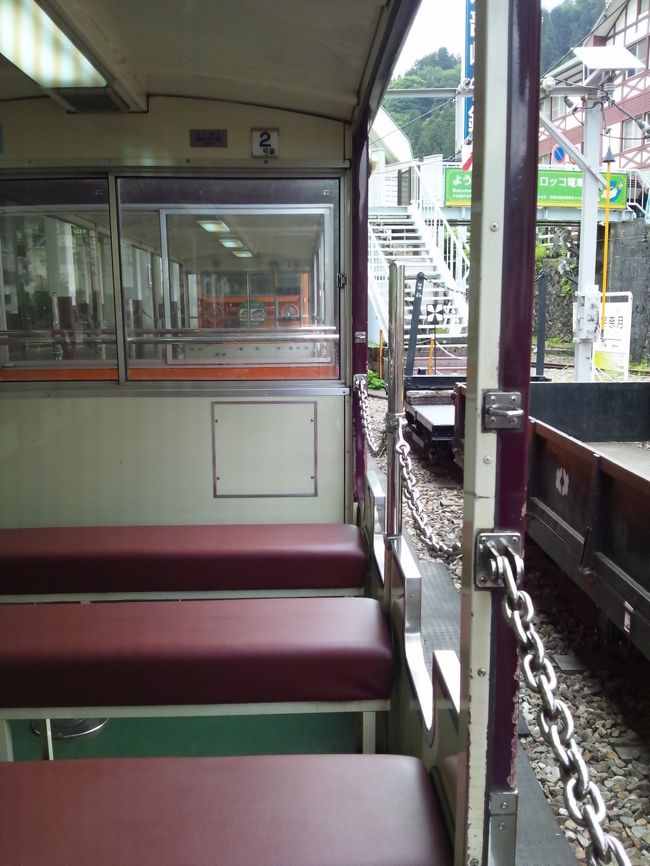 トロッコ列車に乗車します。<br />ツアーの団体さんもいましたが個人客は少なく１両貸し切り状態です。