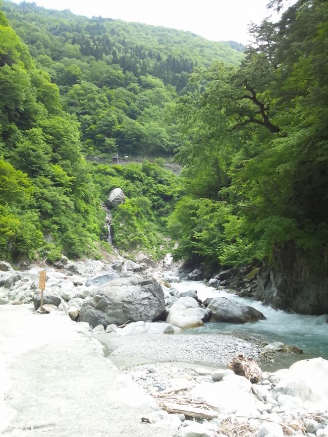 駅から２０分位歩くと黒薙温泉がありました。<br />川沿いの温泉で混浴との事。<br />ここが宇奈月温泉の源泉だそうです。