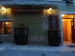 ワインセラー・ボコン（Vinotoc Cantina Bocon）とゴルタノヴ広場（Gortanov trg ）
近くにワインが飲める居酒屋があったので、入りました。