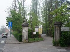 ポストイナの林業・木材加工・スクール(SGLS Postojna)の入り口とトゥルザスカ通り（Tržaška cesta）
SGLS Postojna（Srednja gozdarska in lesarska šola Postojna）

http://www.sgls.si/