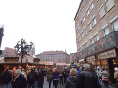 中央広場で盛大にクリスマスマーケットが開かれています！

右手のお店は、レープクーヘンで有名なシュミット。