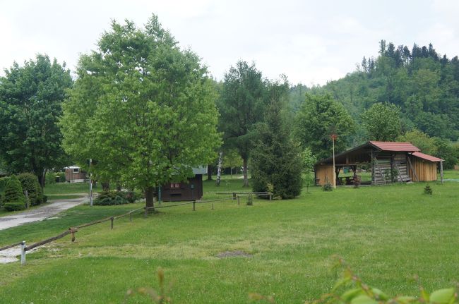 ユースホステルに隣接するキャンプ場とマイストロヴァ通り（Maistrova ulica）