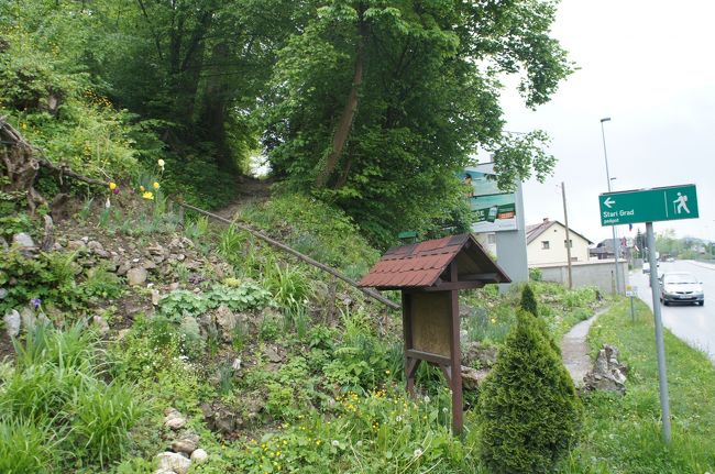 スタリ・グラード（Stari grad）への上り口とノヴィ広場（Novi trg）