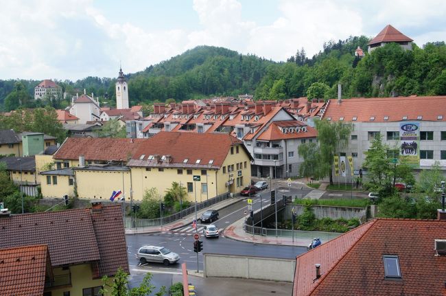 マリ・グラード（Mali grad）とマリアの無原罪懐胎教会（Church of Mary's Immaculate conception）とカムニシュカ・ビストリツァ川<br />スタリ・グラード（Stari grad）への上り道から