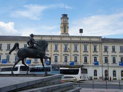 リュブリャーナ駅とルドルフ・マイスター像（Rudolf Maister）と解放戦線広場（Trg Osvobodilne fronte）
