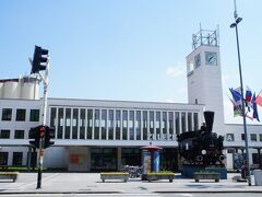 マリボル駅前の蒸気機関車とパルチザン通り（Partizanska cesta）