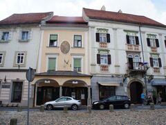 観光案内所とスロヴェンスキ広場（Slovenski trg）