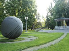 スラフコ・ティヘヒの彫刻（Sculpture of Slavko Tihec）とメストニ公園（Mestni park）