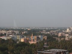 アジアプラザホテルでは、角部屋を割り当ててもらえました。ヤンゴン川も見えました。電源コンセントの形状ははCタイプです。