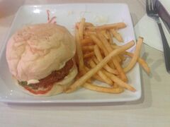 すぐ近くのルビーマートで食べた、チキンバーガーです。