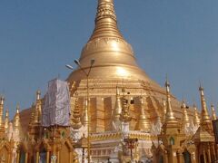 ホテルの朝食ビュッフェを食べましたが、ココに掲載するような代物ではありませんでした。そもそも撮影してないけど。
シュエダゴンパゴダへ行きました。アジアプラザホテルからタクシーで2500Kでした。タクシーの価格交渉ですが、行き先へのおおよその距離感を掴んでおけば難しくないです。