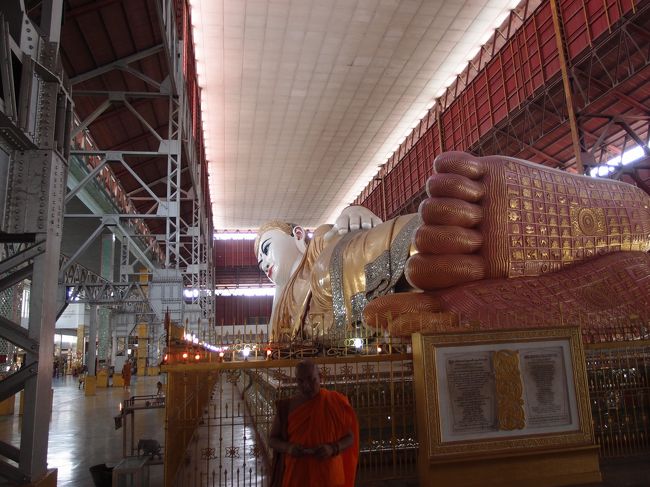 僧侶のオッサンにシャッターを頼まれたので、自分のカメラでも撮らせてもらった。オッサンに自分の写真も撮ってもらってけどボツにします。