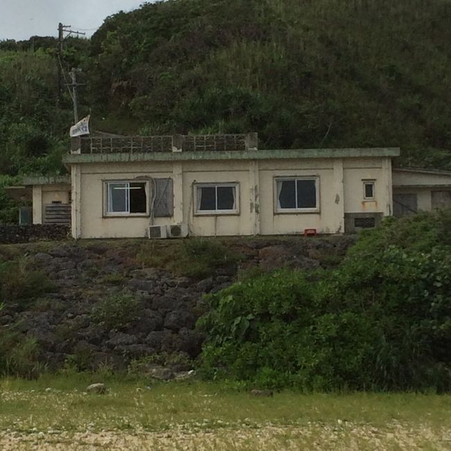 ドクターコトーのセットをコトーの浜(比川浜）から見たところ。