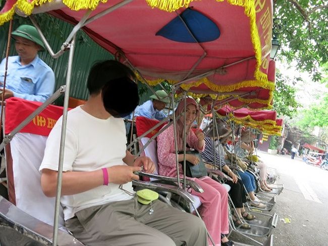 シクロに乗ってホアンキエム湖周辺を散策。