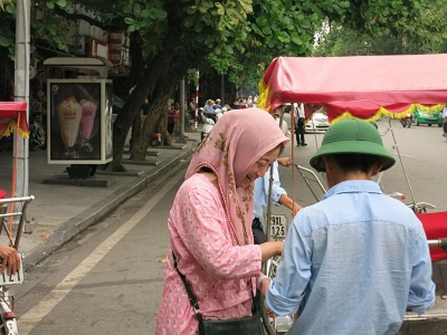 シクロのお礼に１ドルと、<br />なぜか持参していた、SL銀河の記念ブックマーク。<br />多分、マドラーかナイフにでも使われたかな＠＠