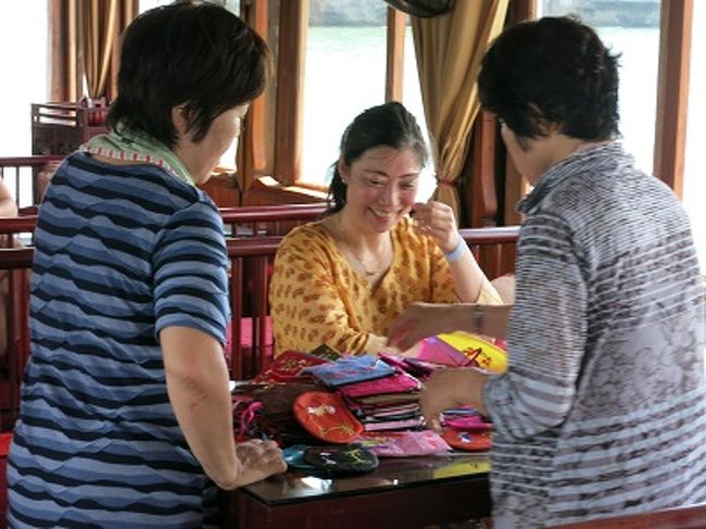 はい、４つで１０００円よ、<br />まるで私が売り子よね〜（笑）<br />