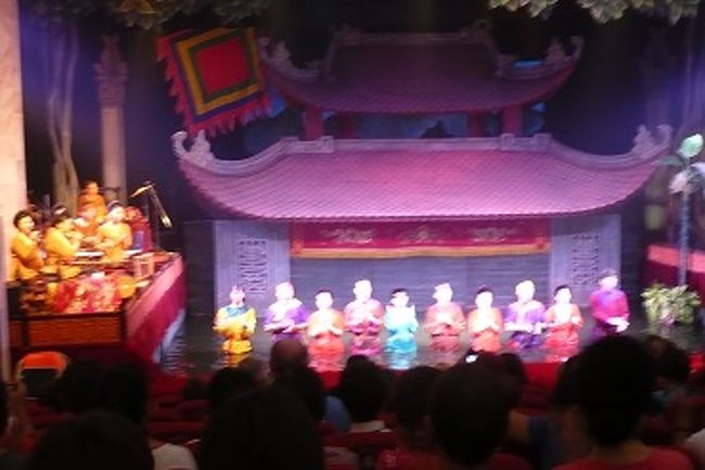 伝統芸能、水上人形劇。<br />