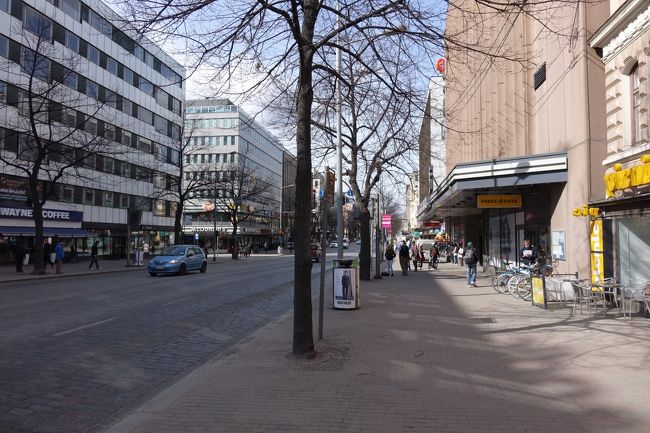 iPhoneのグーグルマップに案内してもらって移動します。