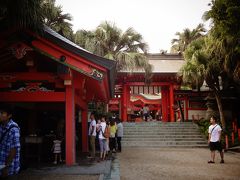 そのまま青島神社までは友達の車でGOGO!!
落ち着いた雰囲気の神社で、奥へ奥へ進むとジャングルの中にあるような神社でした。