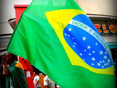 開幕が行われるサンパウロ・スタジアム（世界的な一般名）....。

・コリンチャンス・スタジアム（今後ここを本拠地にするチーム名）
・イタケロン・スタジアム（場所の地名から来た名前）

と３つの名称を現時点では冠していますが、大会終了後は「コリンチャンス・スタジアム」になる予定です。

※
コリンチャンスとはサンパウロを拠点とするクラブチームです。２年前のトヨタカップで世界一のクラブチャンピオンに輝きました。ブラジルでは恐らく一番多くのファンを抱えておりますが、そのファン達が余りにも熱狂的な事から、その賛否がかなり分かれています。
