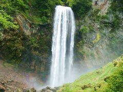 どーん！いやぁ気持ちいいです。
冬は危険なためあまり滝には近寄れないのですが、夏は飛沫をあびれるくらいに近寄れるのですね。