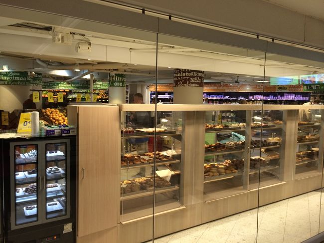 隣りのS-Marketで夜食等も買い求めました。ここは21時まで開いている。