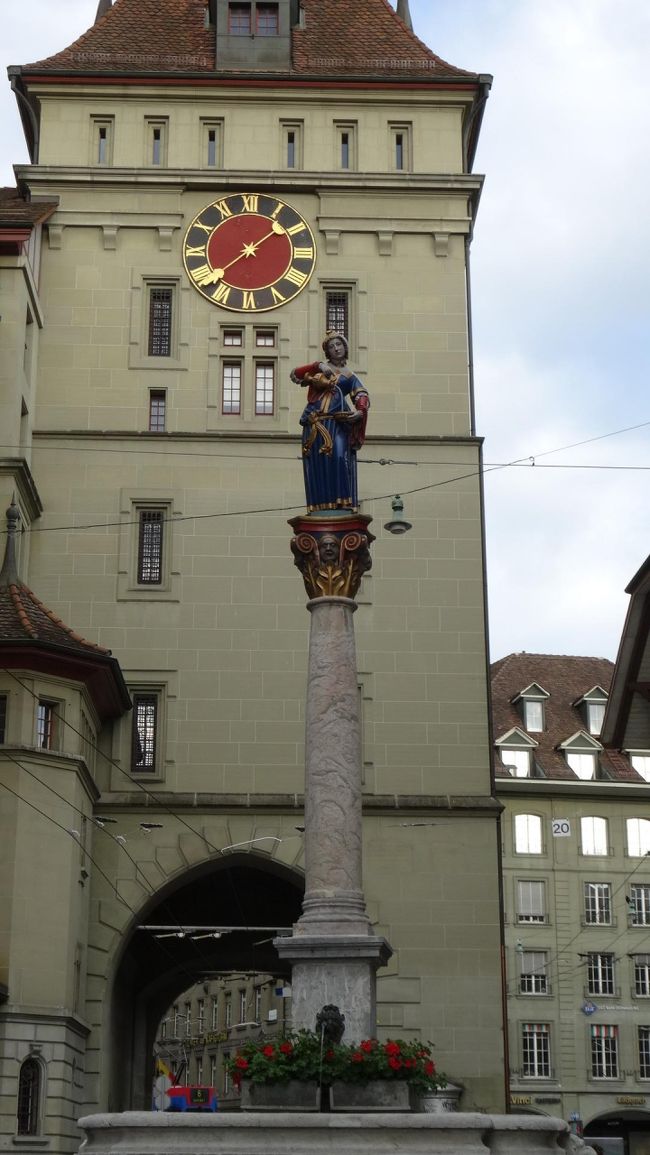 牢獄塔をマルクト通りに抜けたところには<br /><br />　アンナ・ザイーラの噴水<br /><br />ベルンは 「世界で最も魅力的な交通障害物」 と呼ばれてる彫刻が施された噴水がたくさん点在してます<br /><br />