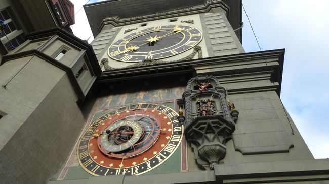 からくり人形は　この閉まっている右の扉が開き出てくる模様