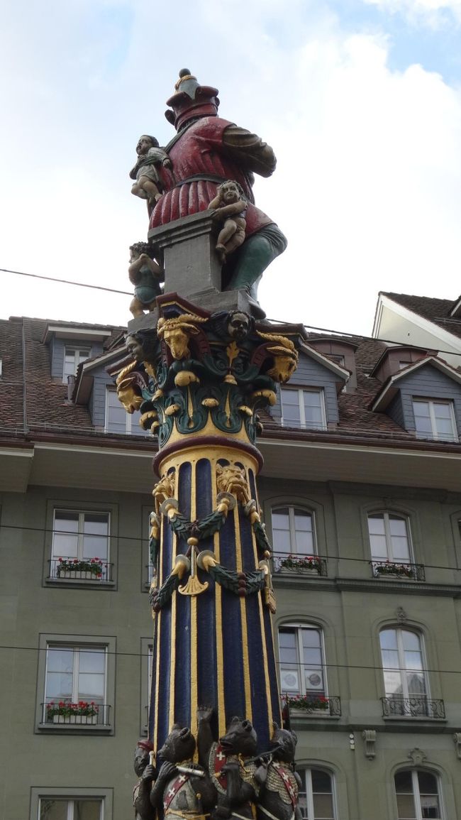 子供喰いの噴水　を後ろから<br />彫刻が見事です