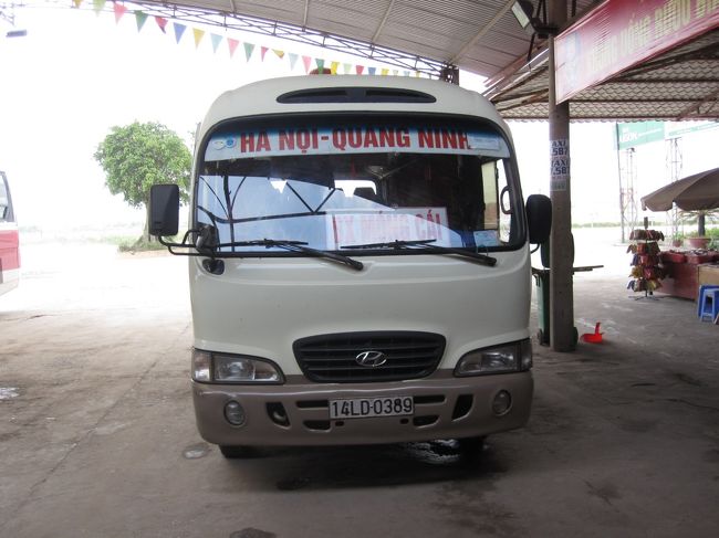 ハロン湾行のミニバス。