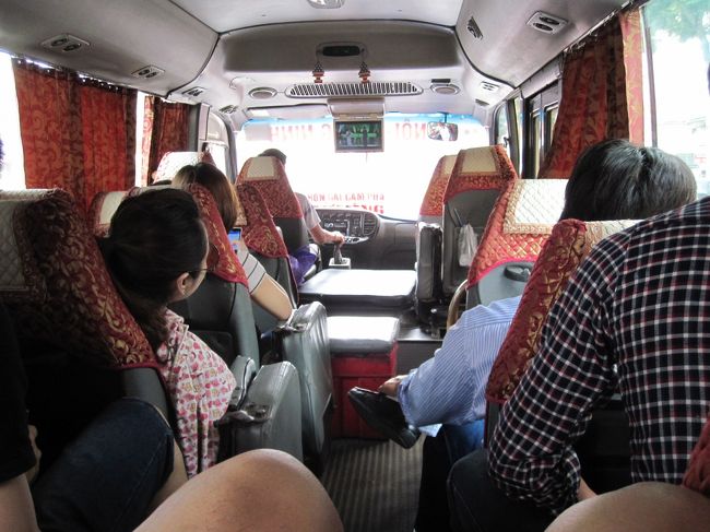 ミニバスの車内。