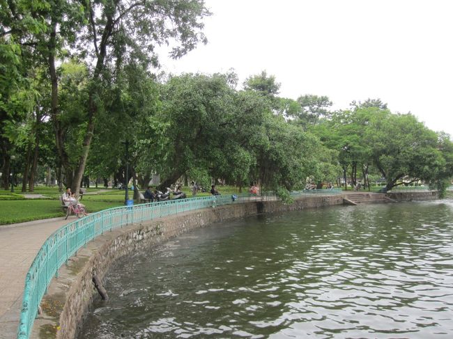 ホアンキエム湖。<br /><br />暑さに耐えきれず暫しの休憩。