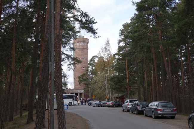 頂上に展望台らしきものを見つけましたが、カフェがあるだけで登る事はできませんでした。残念。