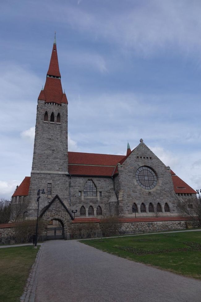 タンペレ駅に戻る途中にタンペレ大聖堂に寄ってみました。<br />ラールス･ソンクの代表作であるタンペレ大聖堂は、１９０２〜１９０７年に建築されたフィンランド･ロマン主義建築で、当時は聖ヨハネ教会と呼ばれていたそうです。ヘルシンキ大聖堂とは雰囲気が全く異なります。