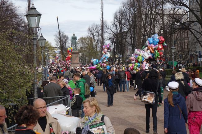 再びSで１時間半かけてヘルシンキに戻ってみると、、何やら大賑わい。帰りのSで向かいに座っていたおじさんに今晩から明日にかけてビッグイベントがあると教わった事を思い出しました。　あとで調べてみるとバップ（Vappu）というお祭りでした。<br /><br />「４月３０日〜５月１日にかけてのバップ（Vappu）は、高等学校（Lukio）を卒業した人たちのお祭りであり、また、メーデーもかねている春祭りです。 フィンランドでは平均気温１０度前と少し暖かくなるのは４月中旬くらいなので、本格的に春だ！と叫ぶことのできる時期に行われるこの春祭りは極寒の冬を耐え忍のんできたフィンランド人の心を開放するイベントとも言えます。」という事です。