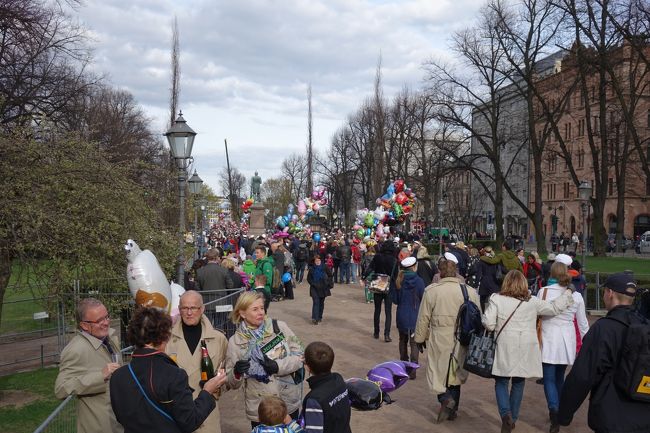 エスプラネード通りも凄い人ごみになっている。特徴は白い帽子をかぶっている事です。高校卒業生ばかりでなく老夫婦も被ってます。