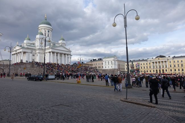 ヘルシンキ大聖堂前の元老院広場に集合して前夜祭が開かれるようです。