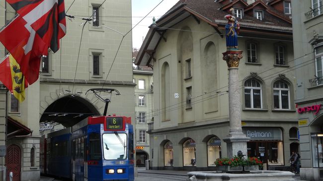 青いトラムも走っていました