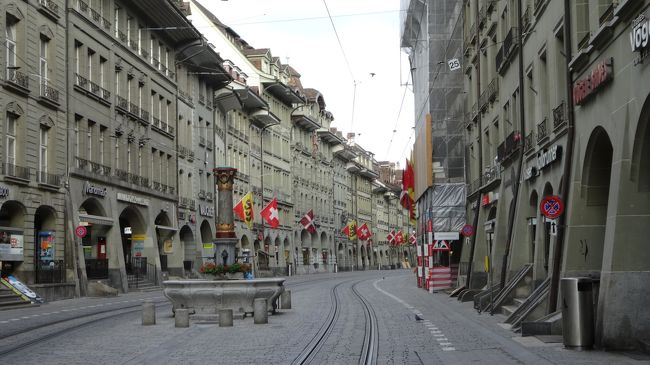 祝日のせいか　誰も街中にはいないです<br /><br />旗がたくさん掲げられているのも祝日のためでしょうか