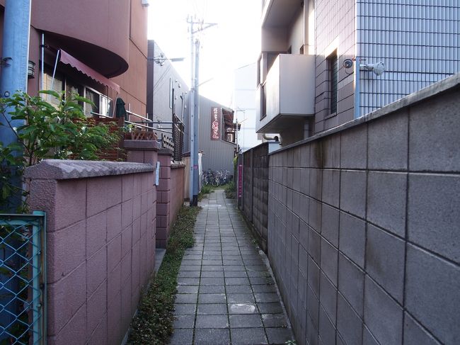 看板の出ていた細い通りを抜けます。