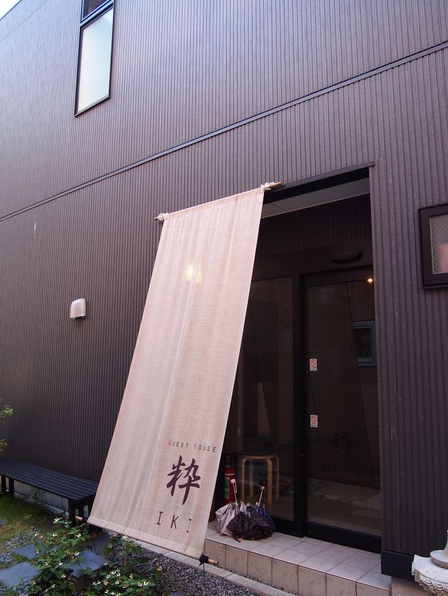 そしてこちらが入口。<br /><br />宿泊費激安だったので心配していたのですが、とても清潔な感じ。