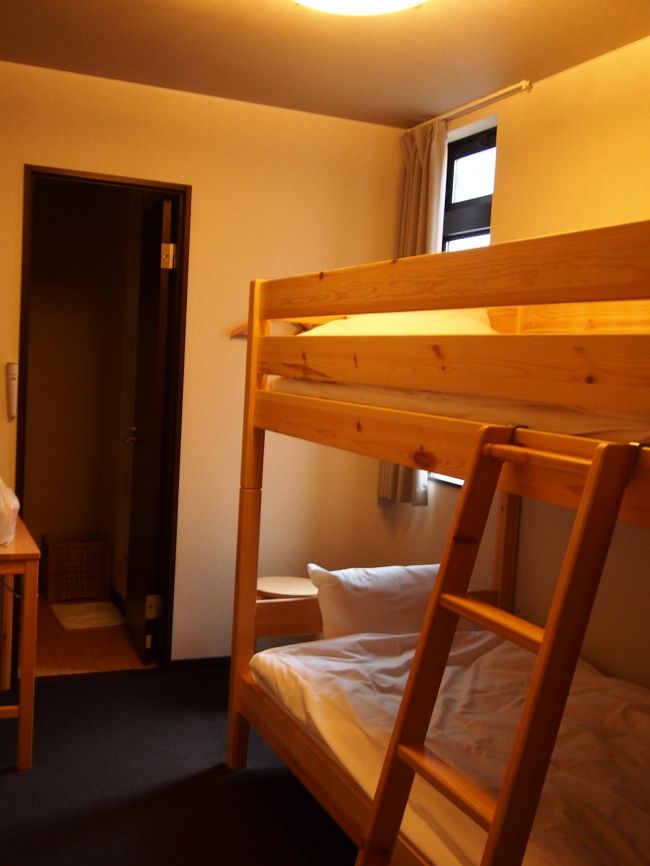 そしてお部屋〜。<br /><br />狭い！<br />泊まるだけと割り切っていましたが狭すぎ！<br /><br />でも２段ベットは好きなんですよね。<br /><br />トイレとシャワーブースは区切られていて、こちらも清潔感あって良かった。<br /><br />じゃらんで予約。<br />１泊2900円のところ、ポイントを使って１人2400円なり。