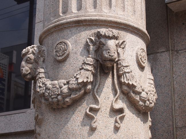 柱にはおそらくヤギの彫刻。<br /><br />鹿だったら良かったのにね。